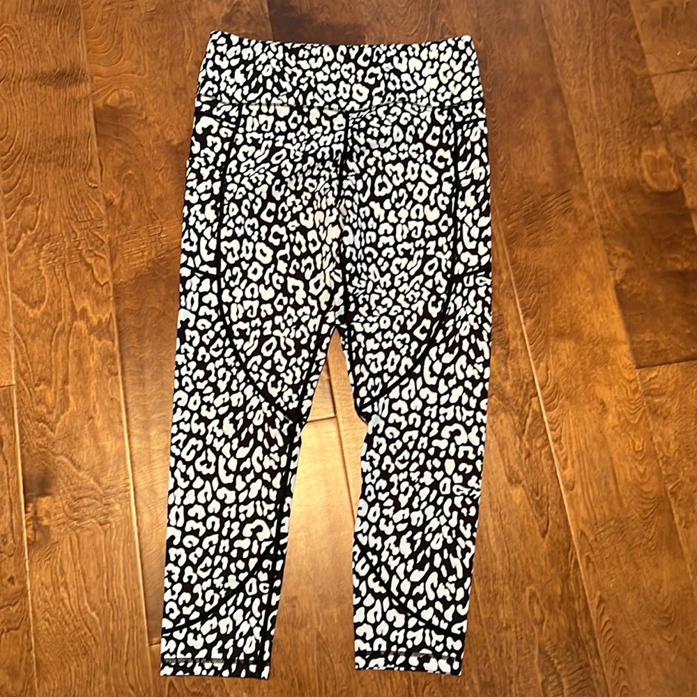 Like New Zyia Black and White Leopard Pocket Light n Tight Hi-Rise 7/8 (size 12)